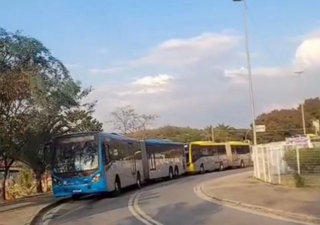 Protesto paralisa a circulação de ônibus do Transporte Coletivo de Sorocaba; Prefeitura diz que protesto tem viés político