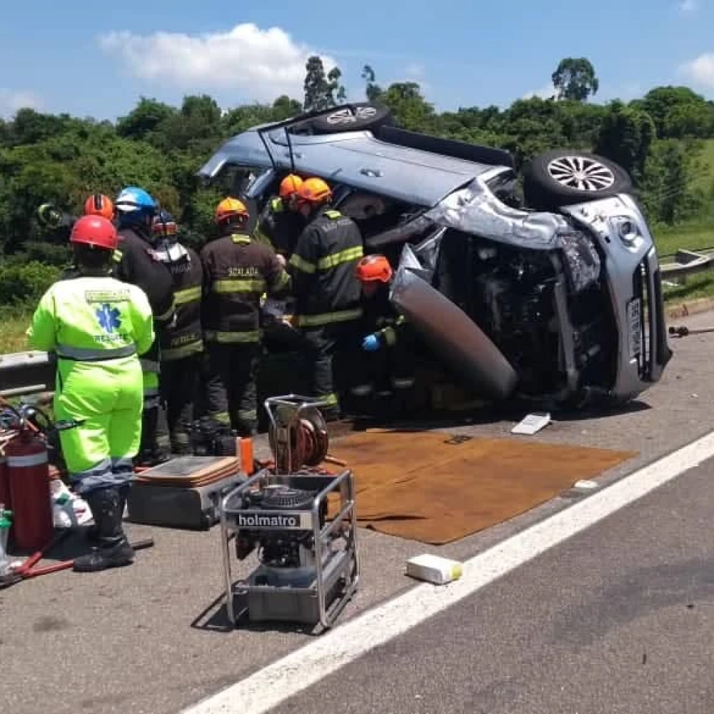 Acidente deixa três vítimas presas nas ferragens na rodovia Santos Dumont