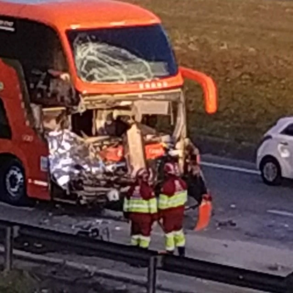 Acidente na SP-75 entre ônibus e caminhão