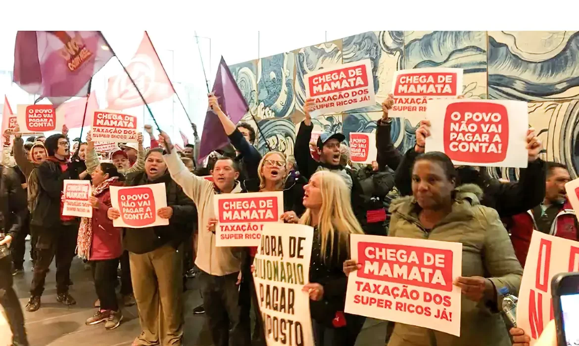 Povo sem medo e MTST fazem ato pela taxação de bilionários