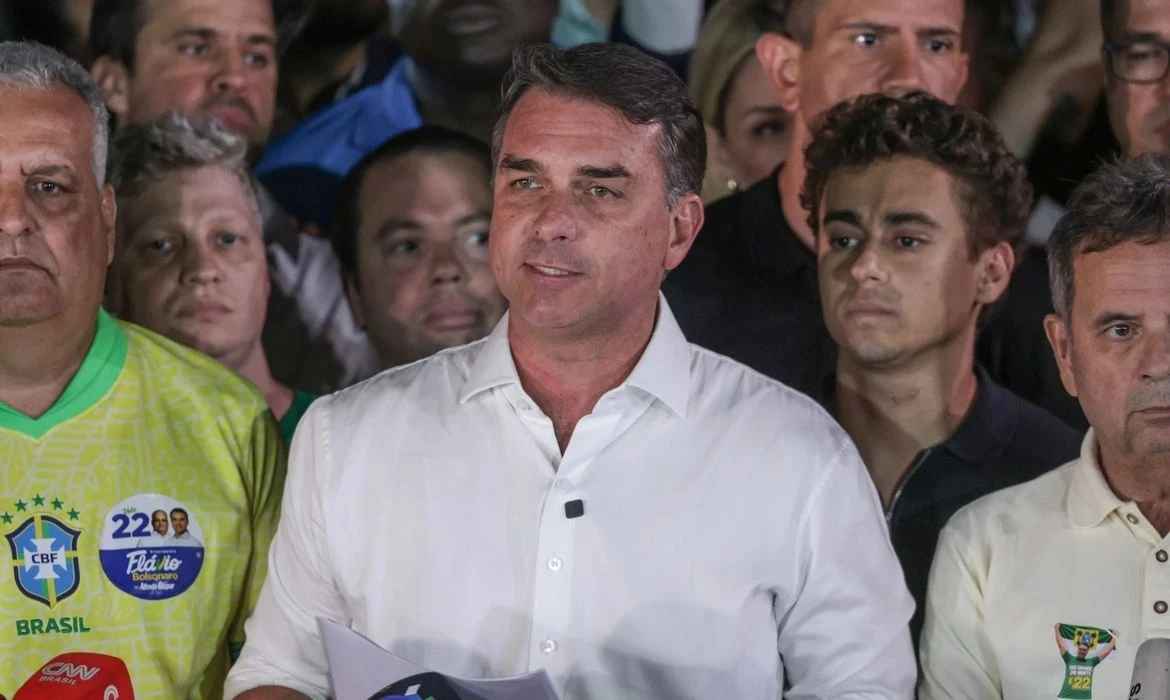 Aeronave com Flávio Bolsonaro e família pousa nos Estados Unidos