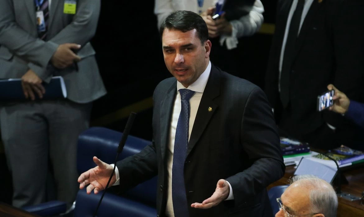 Defesa de Flávio Bolsonaro tentou levar caso Dark Horse a Mendonça