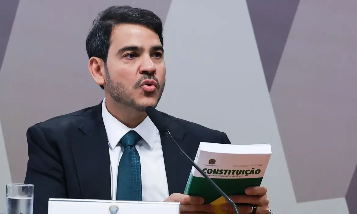 Messias defende aprimorar STF e autocontenção em pautas polêmicas