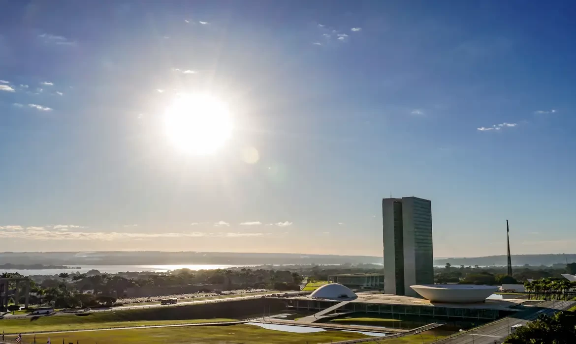 Congresso vota nesta semana fim da escala 6x1 e "taxa das blusinhas"