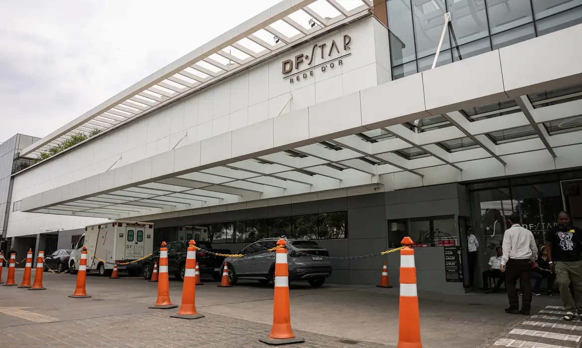 Bolsonaro passa por cirurgia após crise de soluço