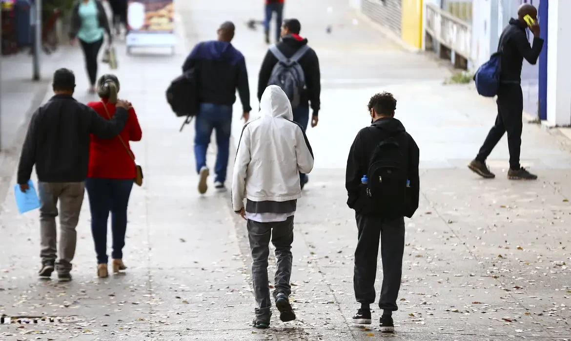 Frente fria deve derrubar temperaturas a partir desta terça-feira