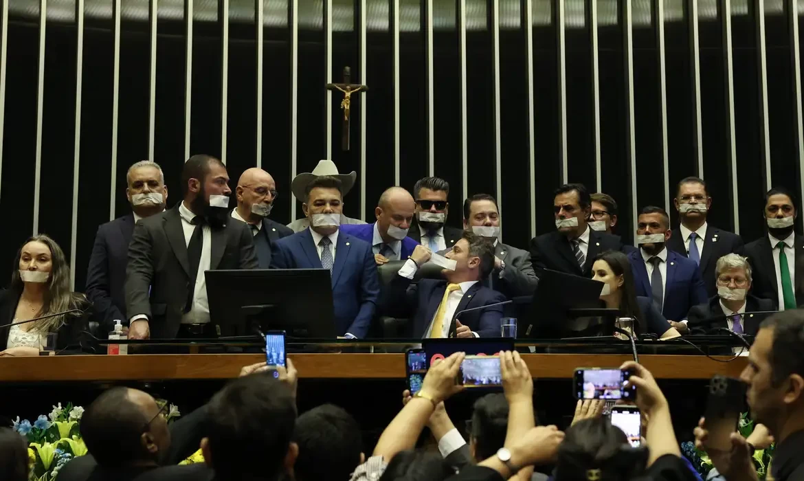 Câmara: base do governo chama ocupação do plenário de "chantagem"