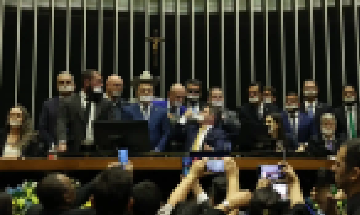 Câmara: base do governo chama ocupação do plenário de "chantagem"