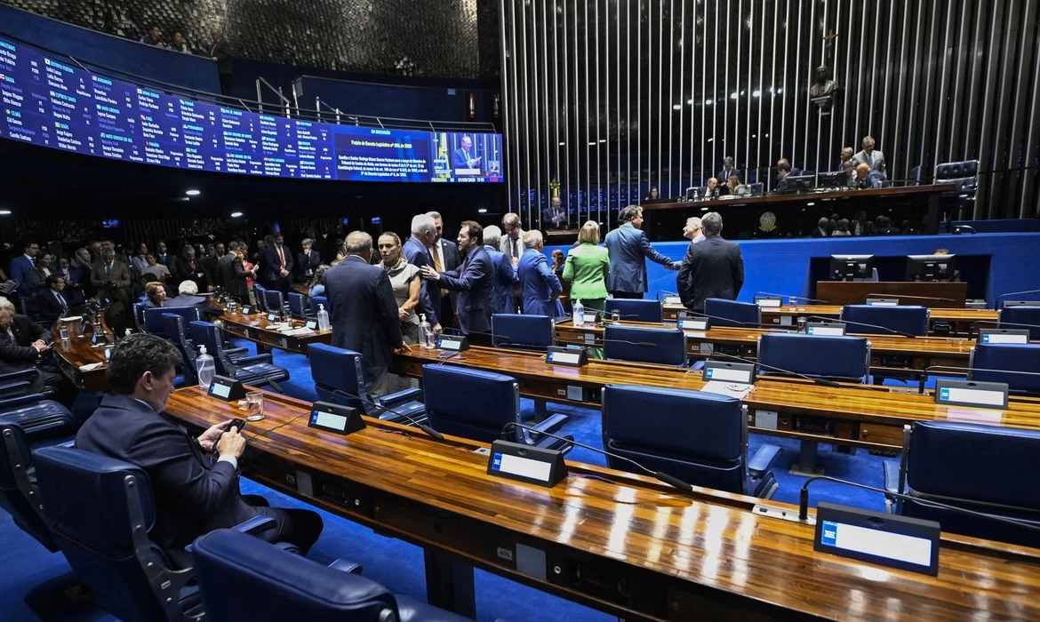 Aziz articula rito especial para levar PEC da escala 6x1 ao plenário