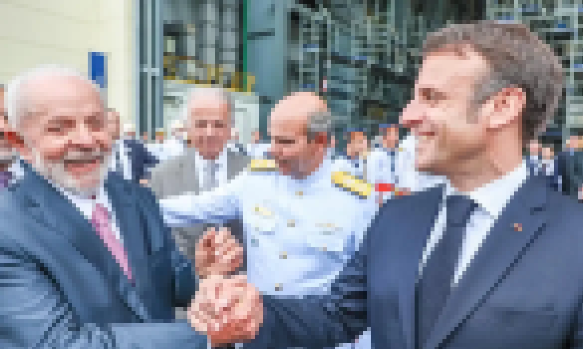 Macron chega ao Planalto para último dia de agenda no Brasil