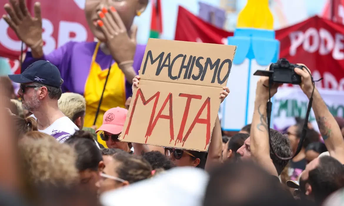Sobrecarga doméstica expõe mulheres à violência, dizem especialistas