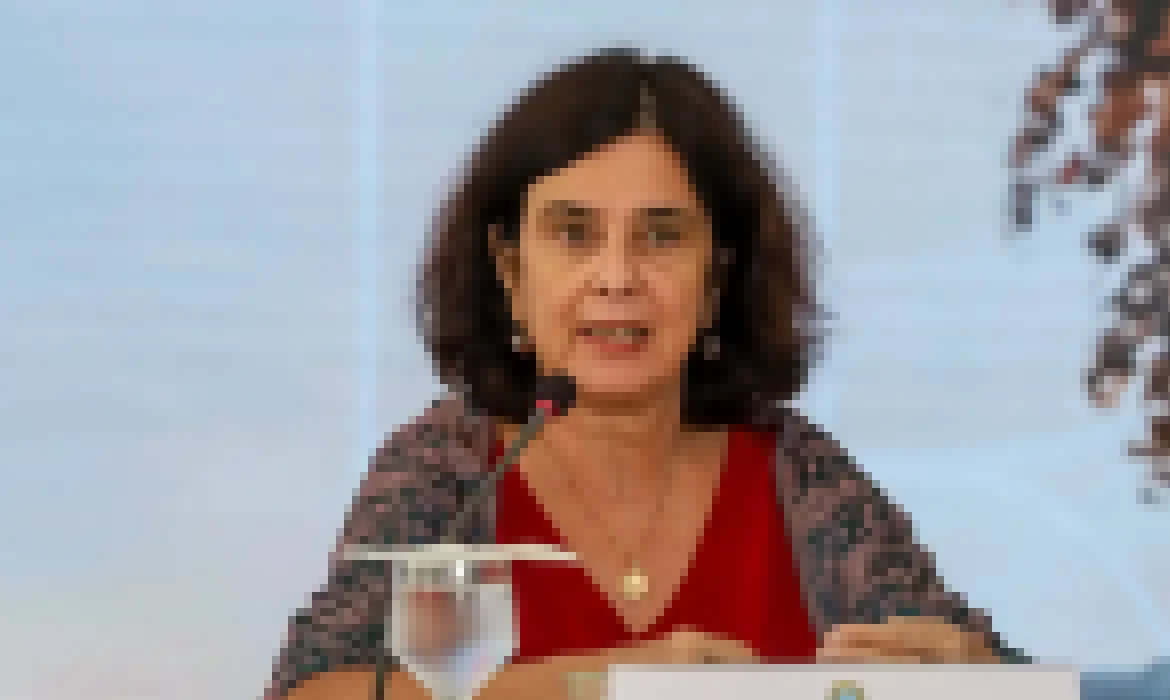 Acordo para produção nacional da Qdenga sairá em breve, diz ministra