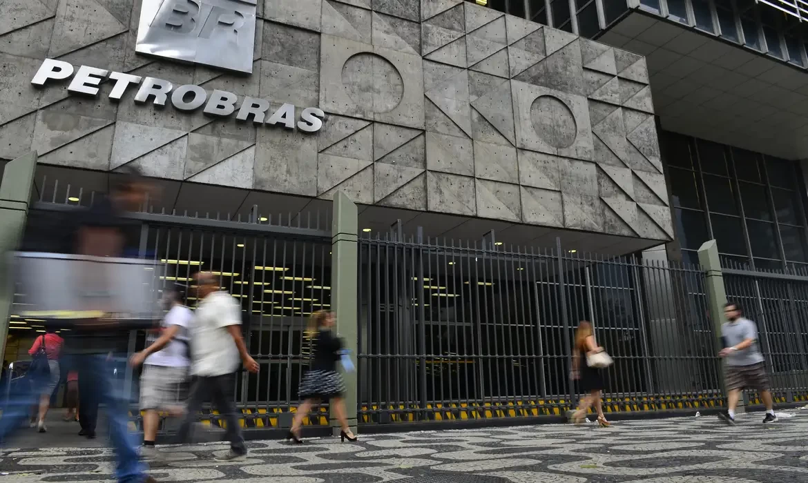 Petrobras anuncia alta de R$ 0,04 na gasolina vendida a distribuidoras