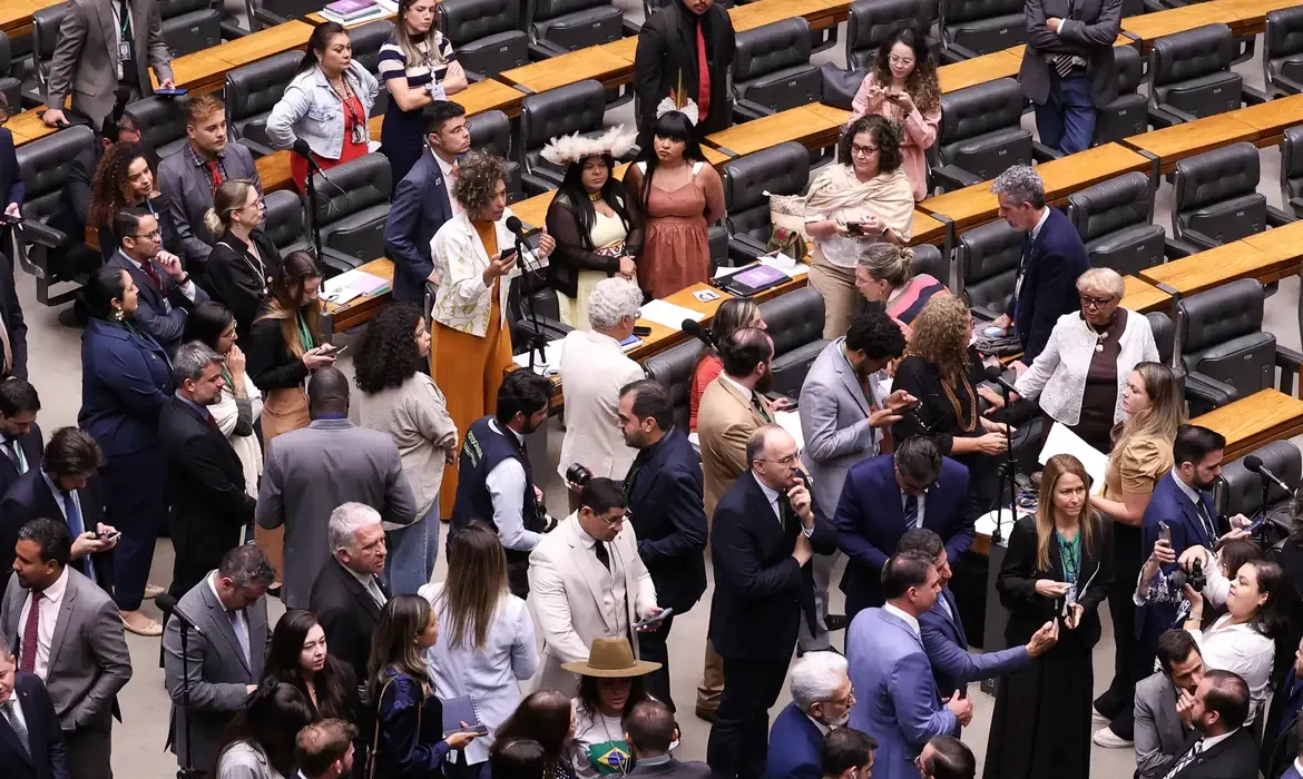 Câmara vota para derrubar veto ao PL da Dosimetria; falta o Senado