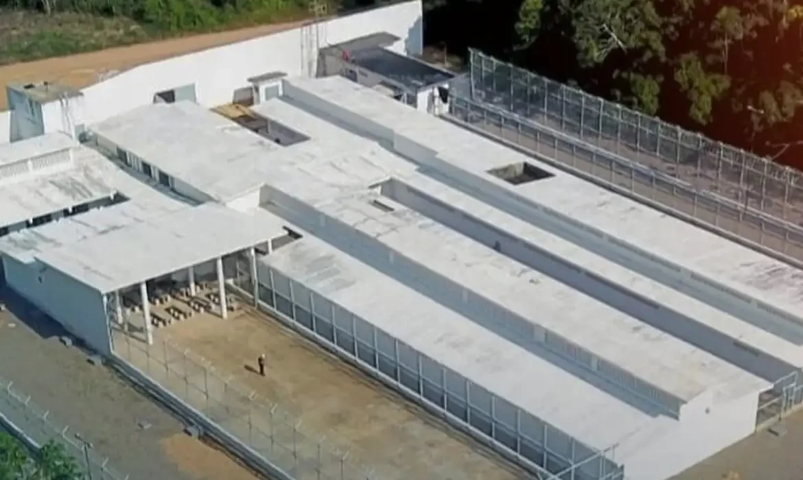 Após fuga, autoridades procuram 12 detentos de prisão em Maués (AM)