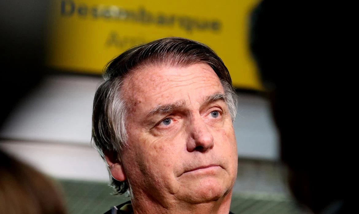 Bolsonaro deve ser internado amanhã para realizar cirurgia