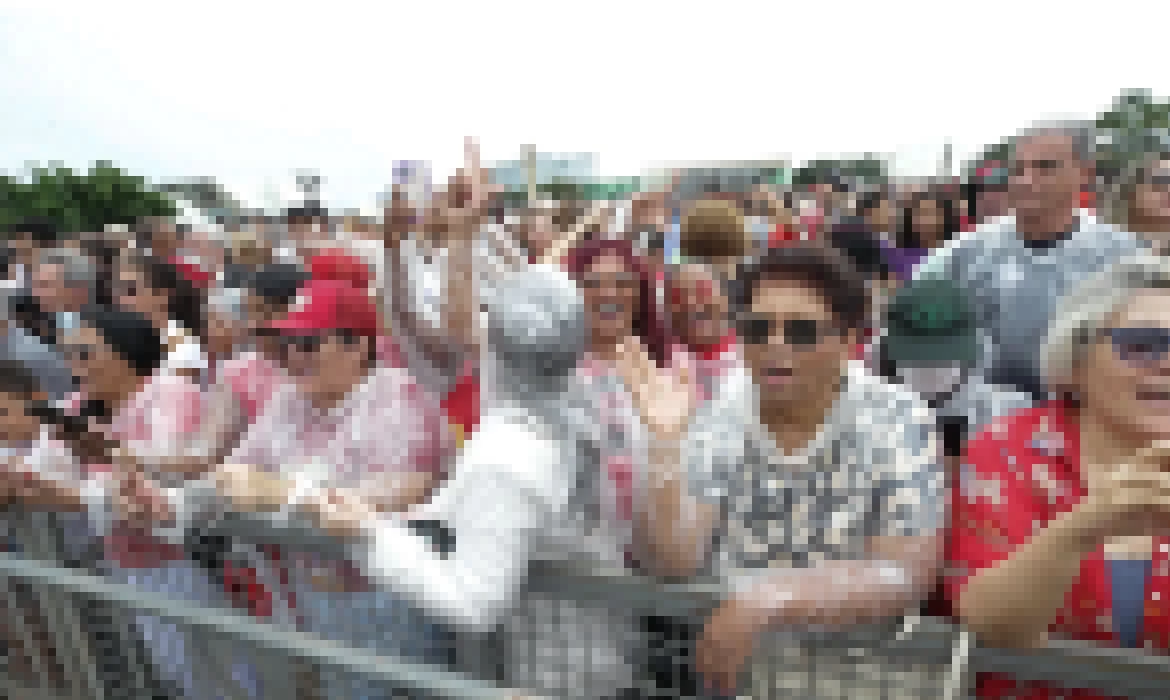 Manifestantes comemoram democracia na Praça dos Três Poderes