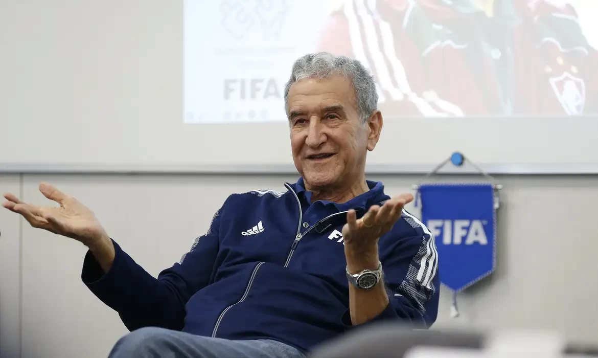 Internado, Parreira passa por cirurgia no Rio de Janeiro