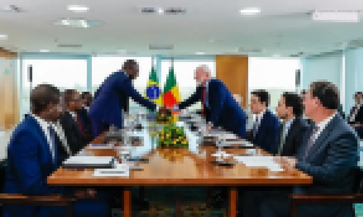 Lula e presidente do Benin discutem agricultura e conexão aérea