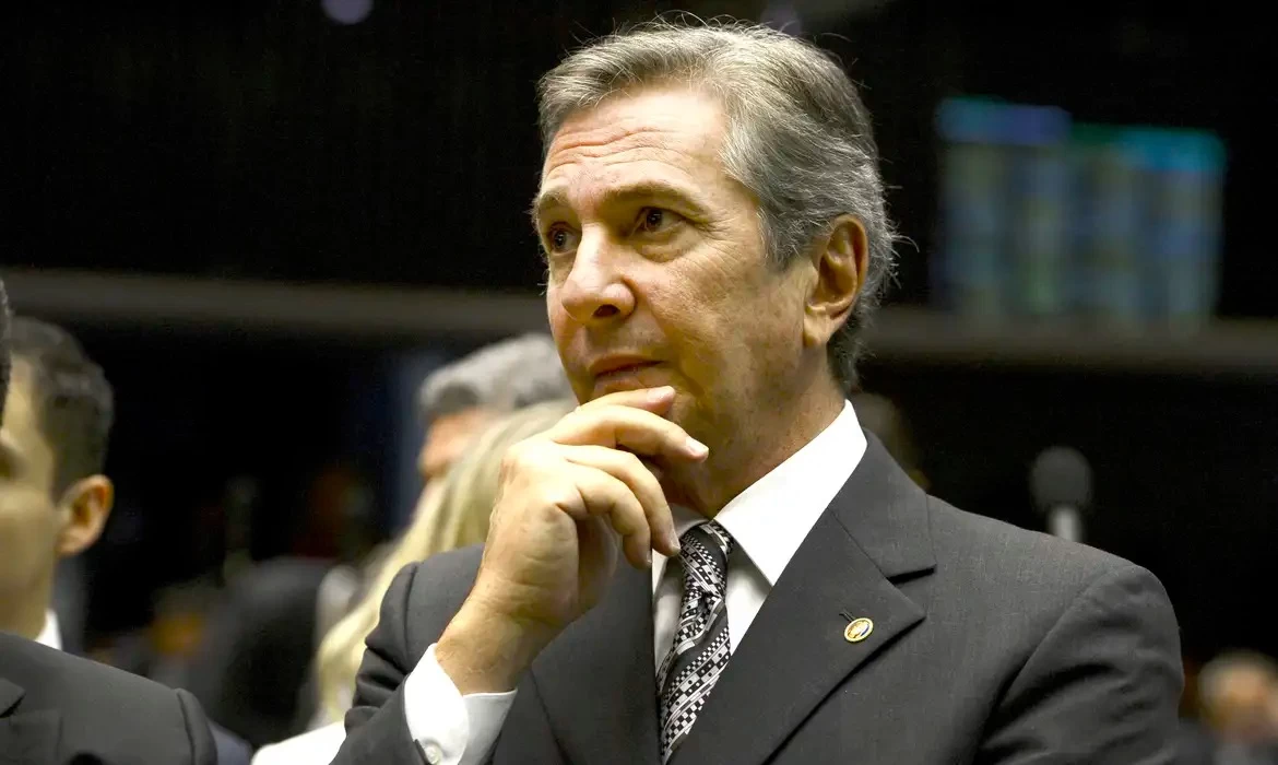 Ex-presidente Fernando Collor deixa presídio para cumprir pena em casa