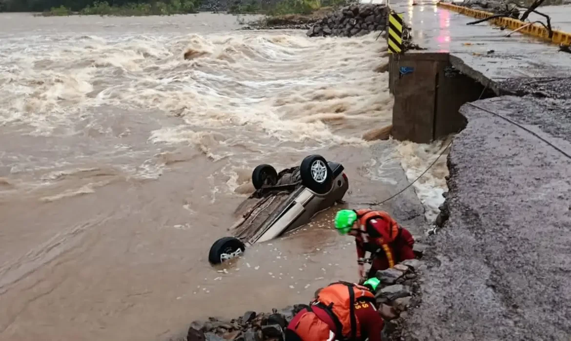 Chuvas obrigam quase 8 mil pessoas a deixarem suas casas no RS