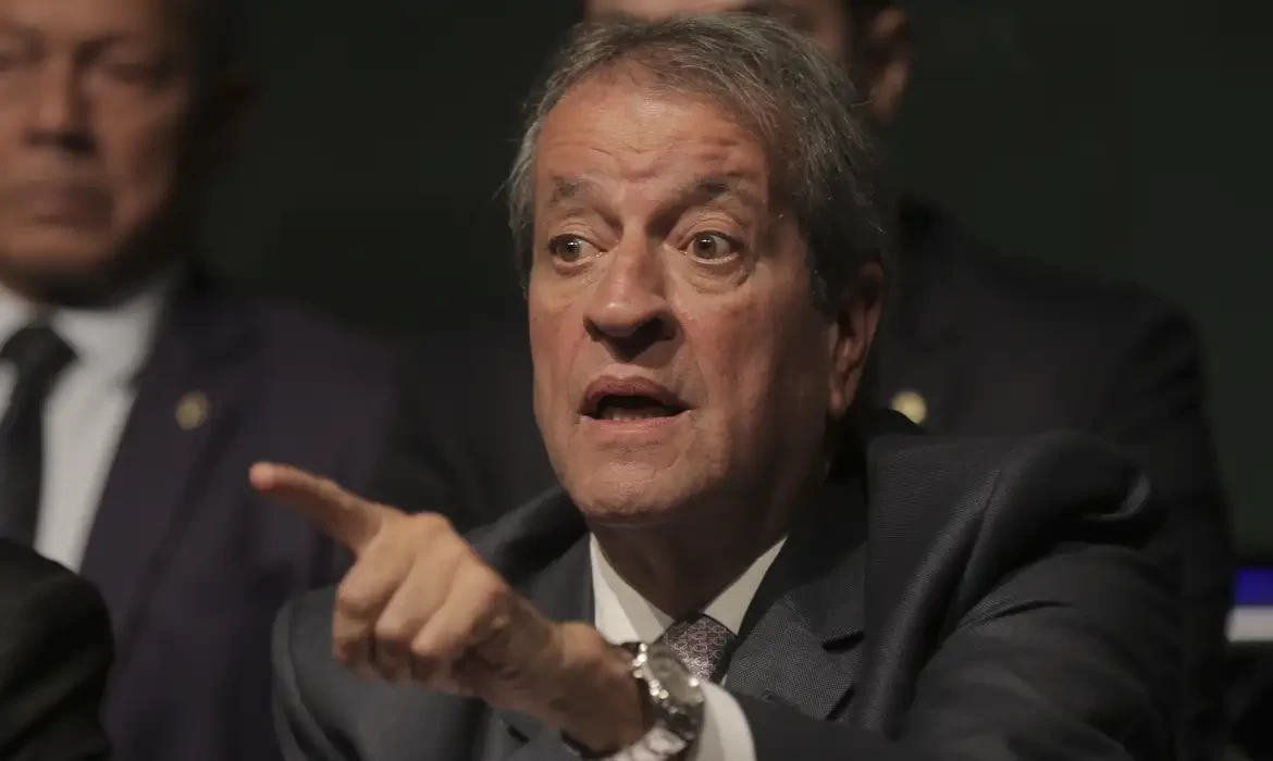 Valdemar pede autorização ao STF para visitar Bolsonaro