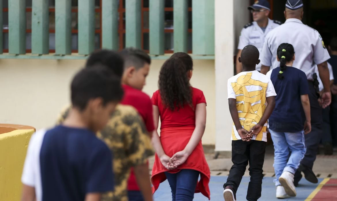 Governo de SP adia para 2026 implementação de escolas cívico-militares