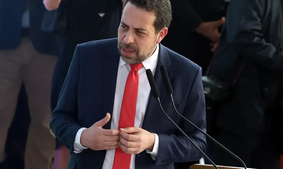 "Cabeça do crime organizado não está no barraco da favela", diz Boulos