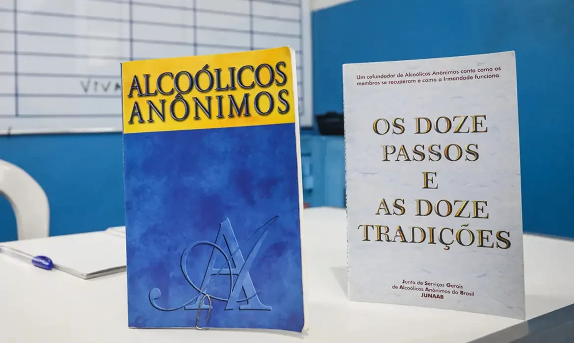 Aos 90 anos, Alcoólicos Anônimos têm maior participação feminina