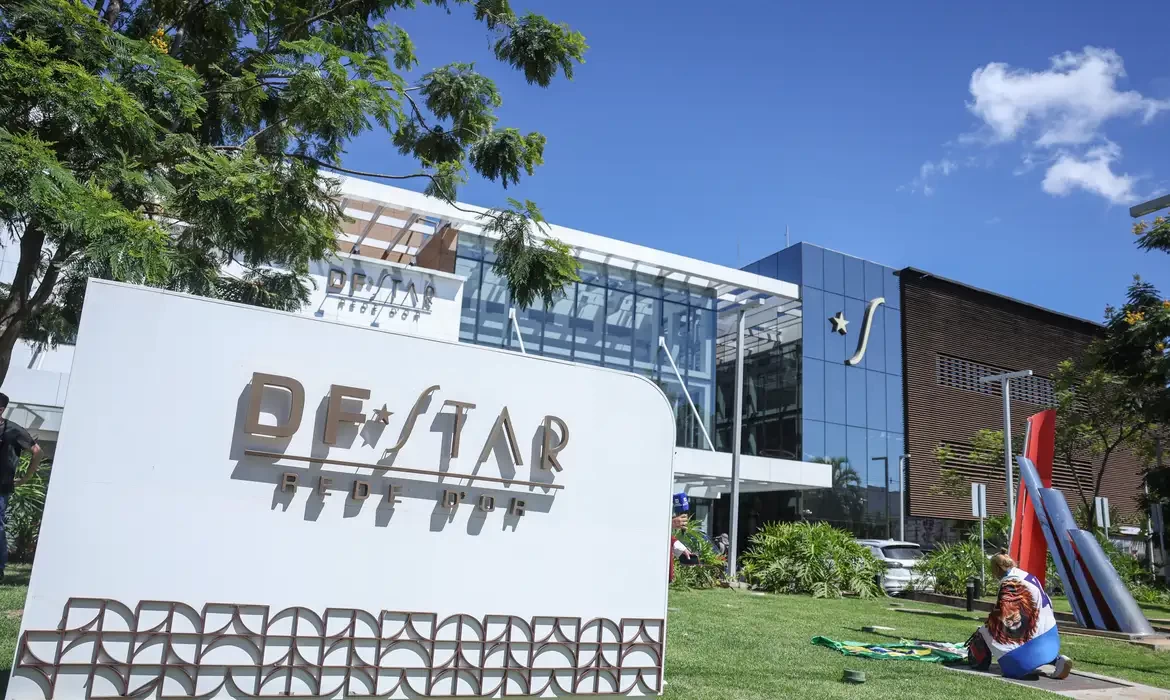 Jair Bolsonaro é internado para ser submetido a cirurgia nesta quinta