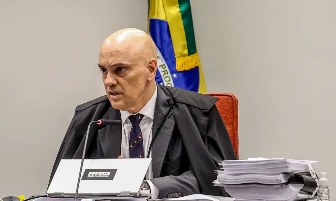 Moraes manda comunicar TSE sobre inelegibilidade de Bolsonaro
