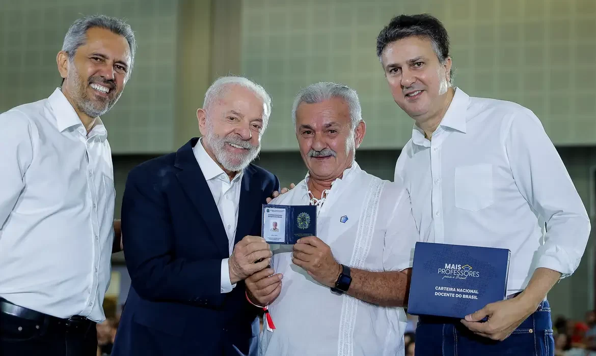 Lula entrega carteiras de docente a professores do Ceará