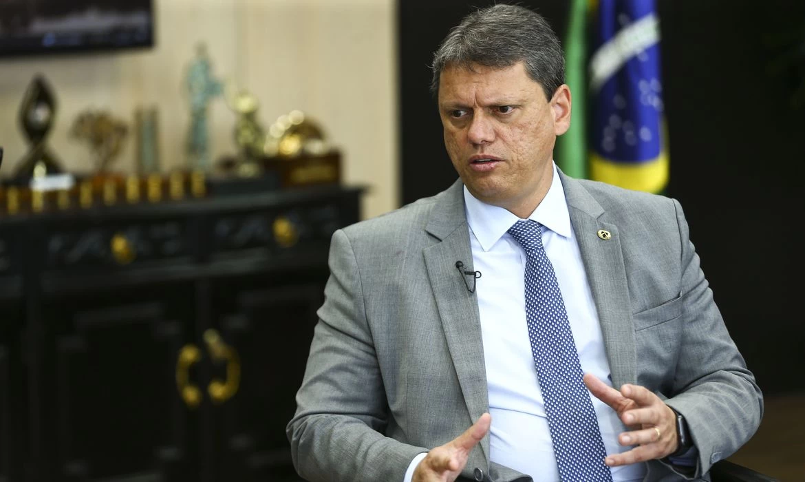 MP pede multa à chapa de Tarcísio por uso indevido de servidor da PF