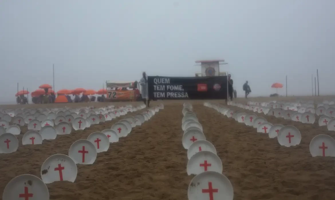 Copacabana recebe manifestações pelo fim da fome e para pressionar G20