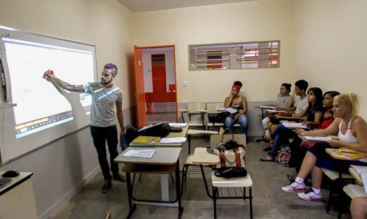 Incentivo para estudantes permanecerem no ensino médio é aprovado