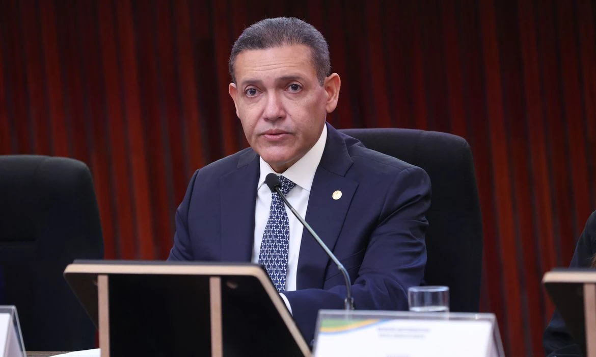 Nunes Marques suspende postagens ilegais contra campanha de Lula