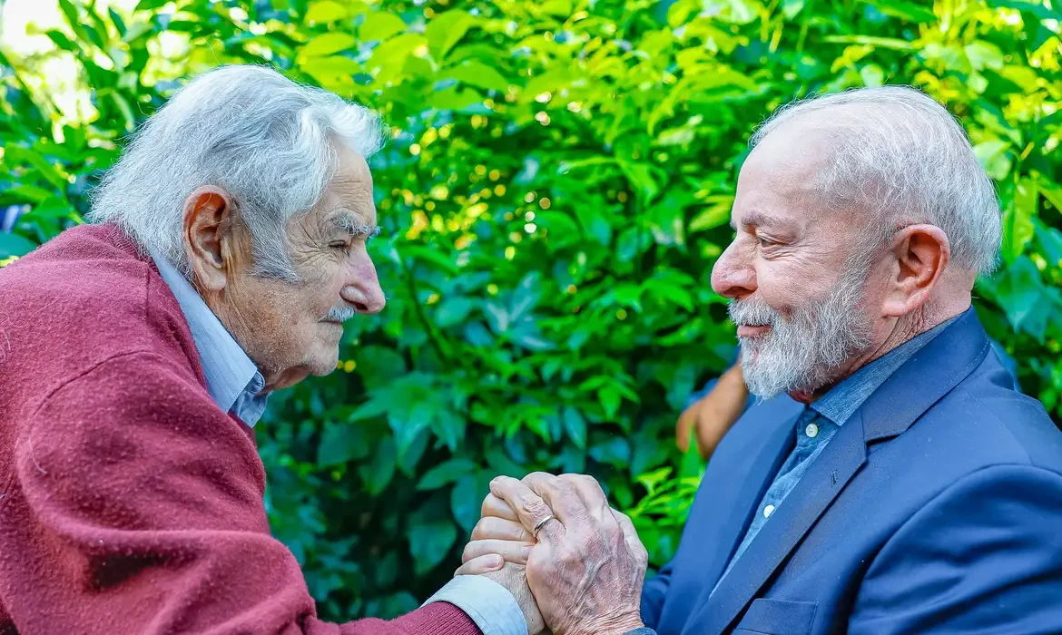 Lula: Mujica mostrou "que luta política e doçura podem andar juntas"