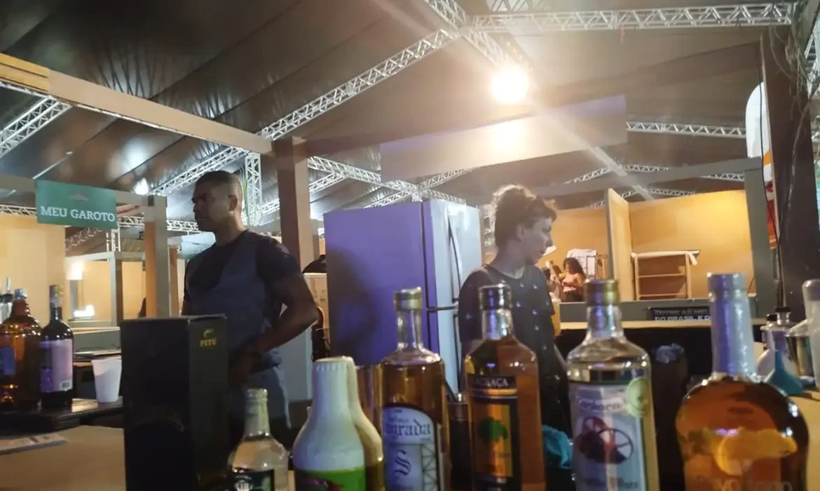 Produção de cachaça tem crescido, mas setor lamenta preconceito