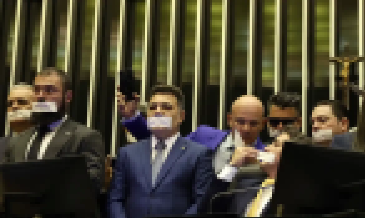 Oposição pernoita nos plenários do Congresso para impedir trabalhos