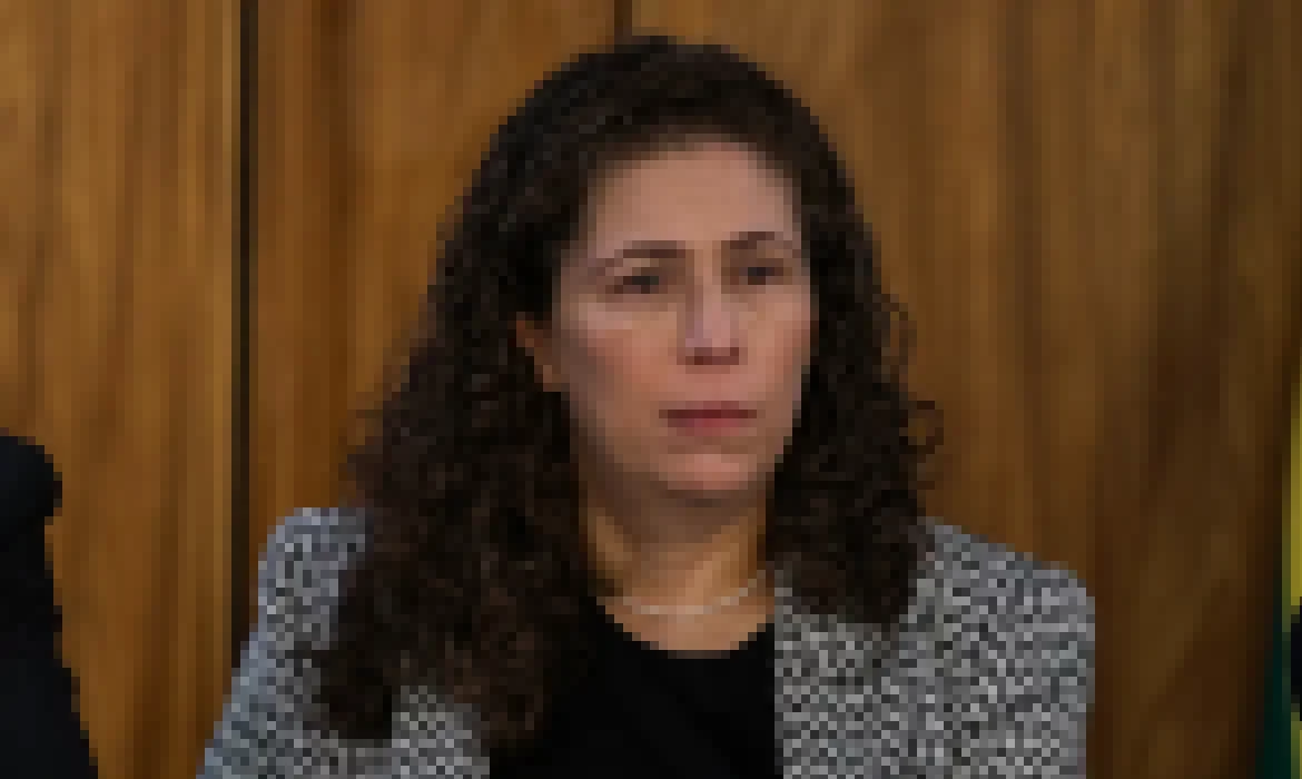 Ministra afirma que “cortar na carne” é tirar serviços da população