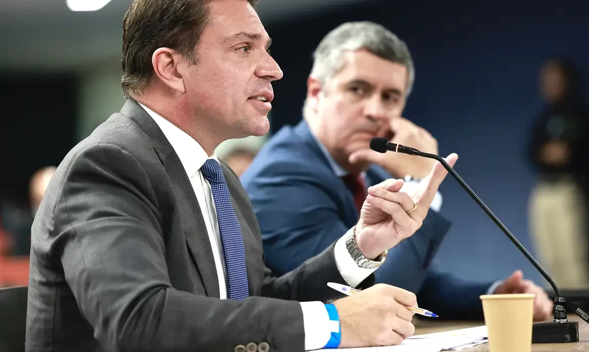 Moraes envia ao MJ formalização da extradição de Ramagem