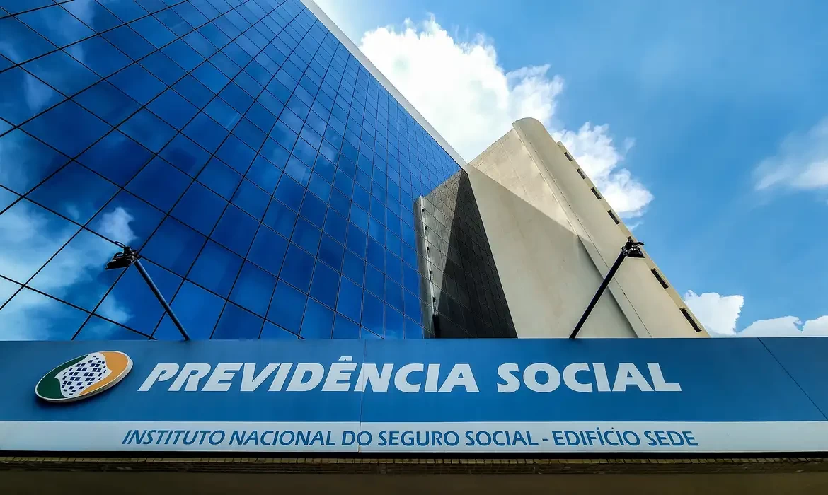 Lula coordena reunião sobre ressarcimento de aposentados do INSS