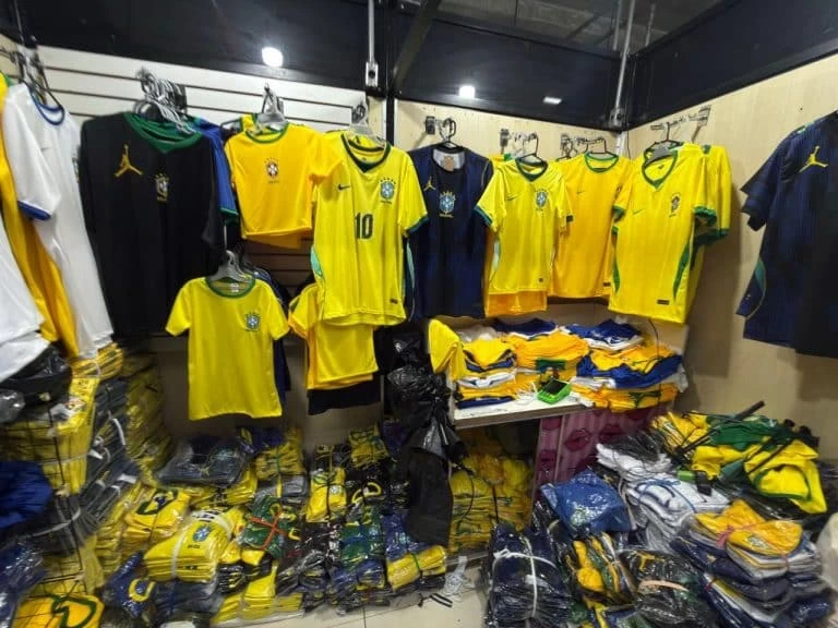 Polícia de SP apreende 2 mil camisas e 85 mil figurinhas falsificadas da Copa do Mundo