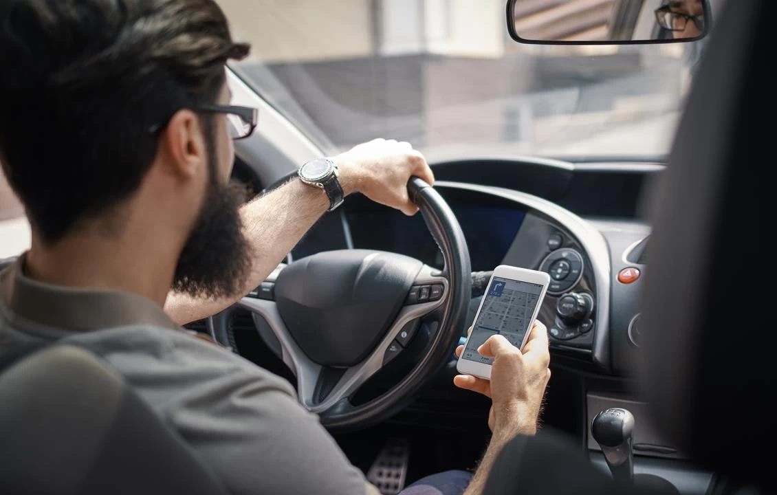Uso do celular ao volante ainda é uma das infrações mais comuns em São Paulo