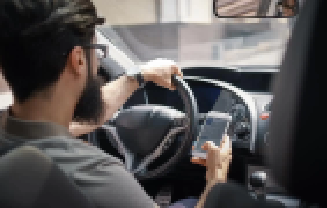 Uso do celular ao volante ainda é uma das infrações mais comuns em São Paulo