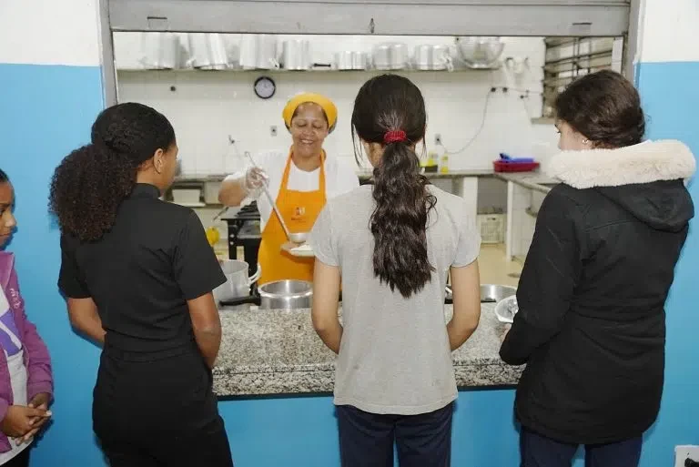 Almoço nas férias: Educação de SP abre consulta para responsáveis por estudantes da rede