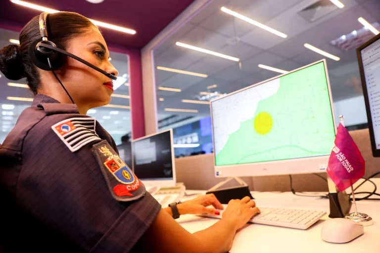 Tornozeleiras, botão do pânico em app e polícia especializada reforçam proteção às mulheres em SP