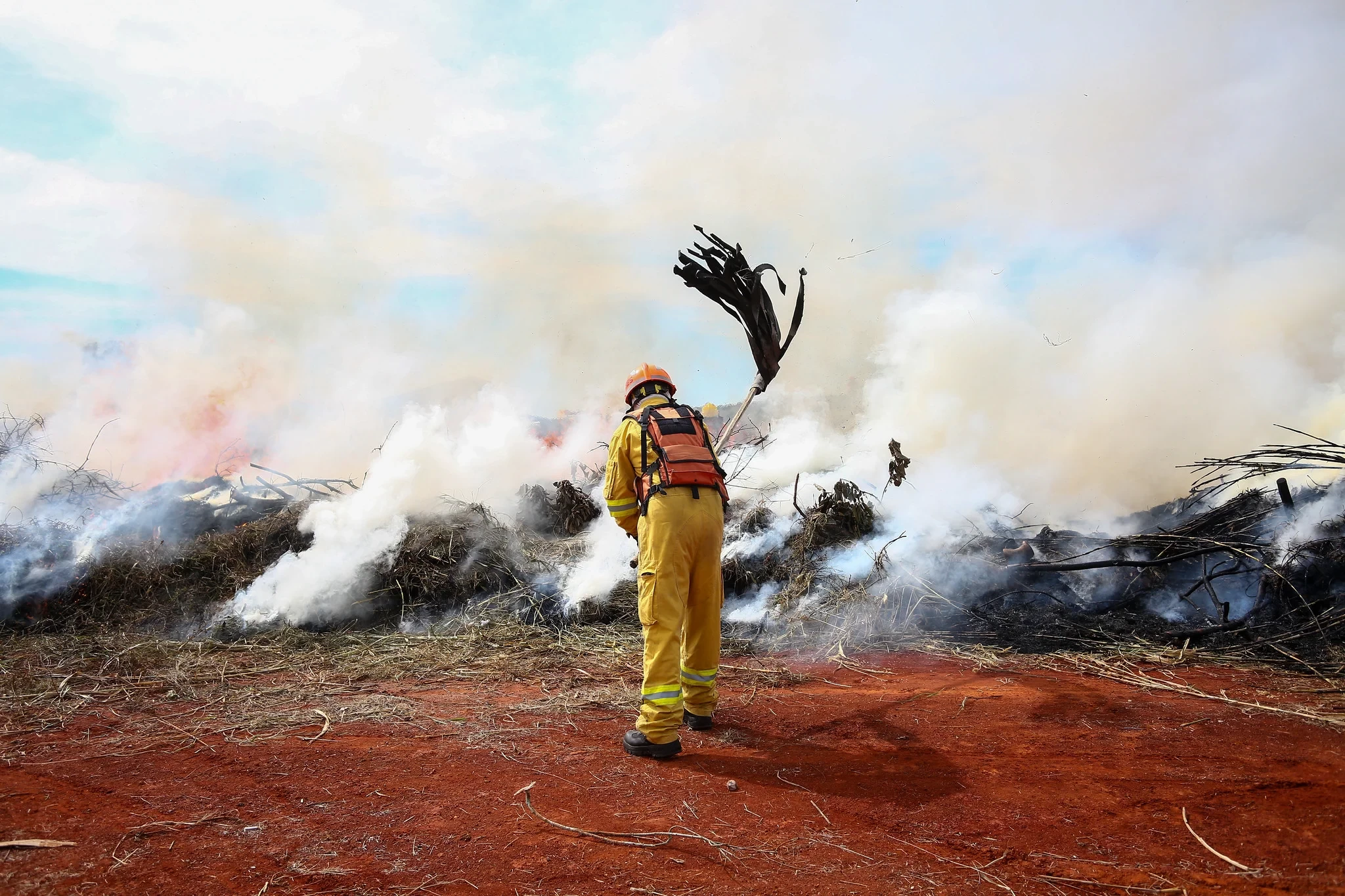 Alta temperatura e baixa umidade fazem Defesa Civil emitir alerta para risco de incêndio no interior de São Paulo