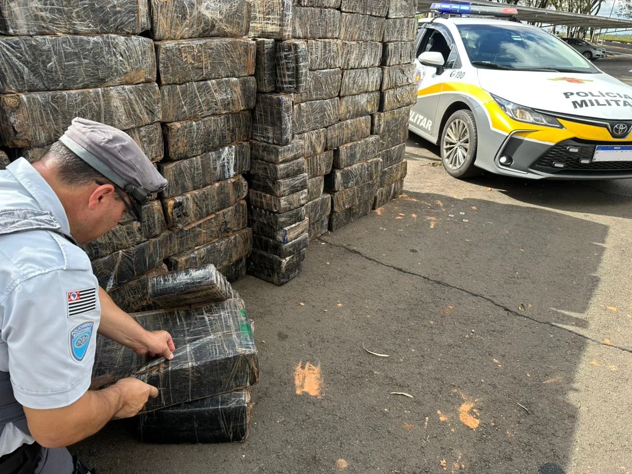 Mais de 2 toneladas de maconha são apreendidas em meio a materiais de construção