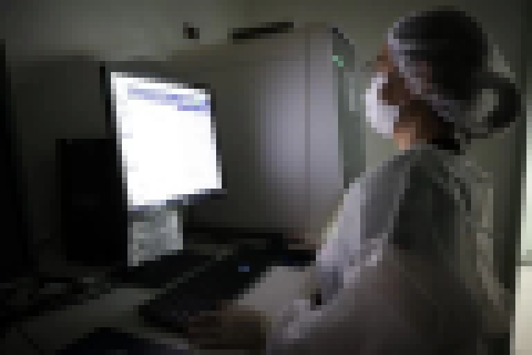 Conheça o trabalho da divisão que identifica vírus em circulação no estado de São Paulo